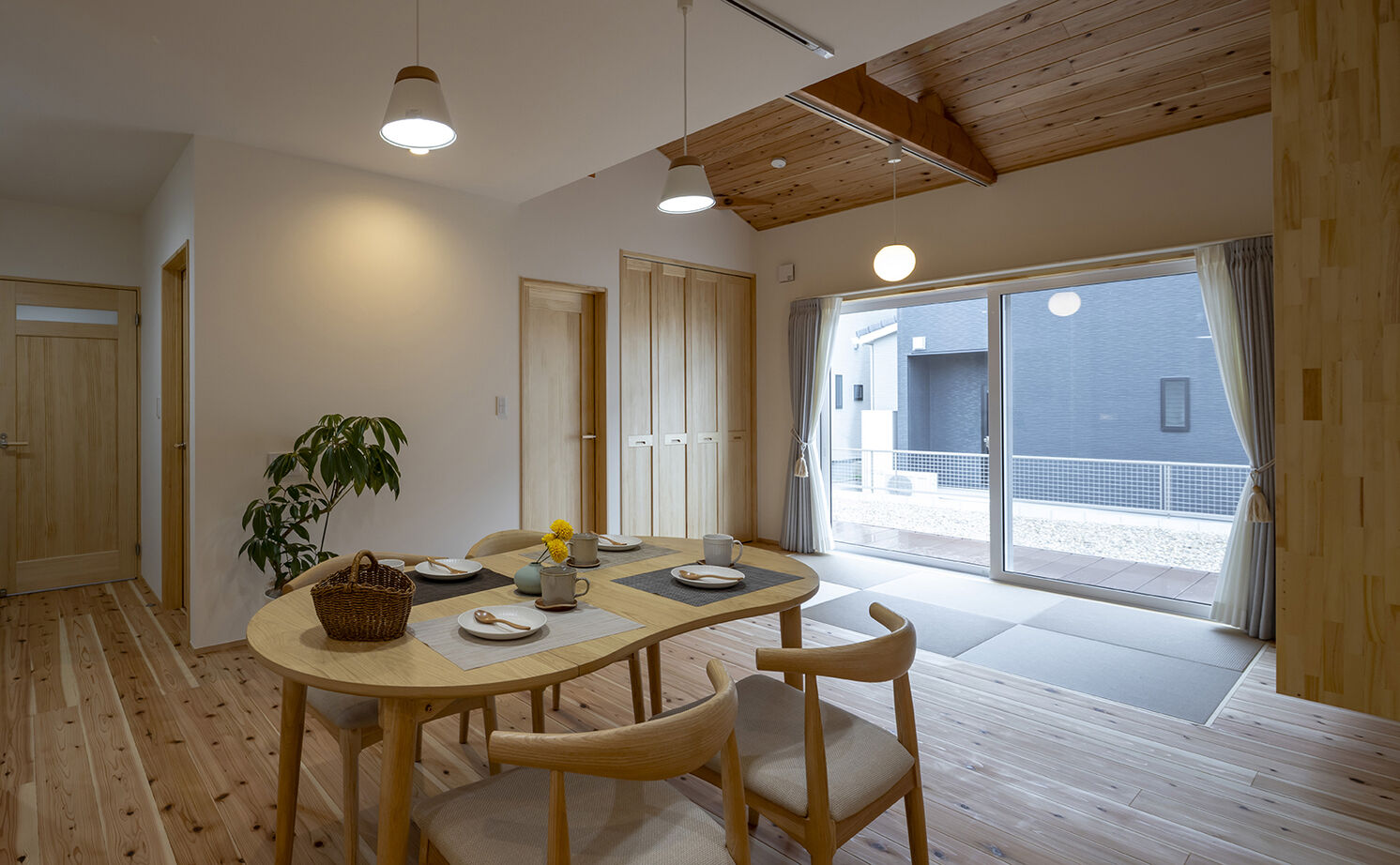 ヴィーヴル 【2000万円台×コンパクト×20坪台】リビングに家族が集う自然素材の平屋。杉板貼りの勾配天井に造作本棚もの建築実例画像5