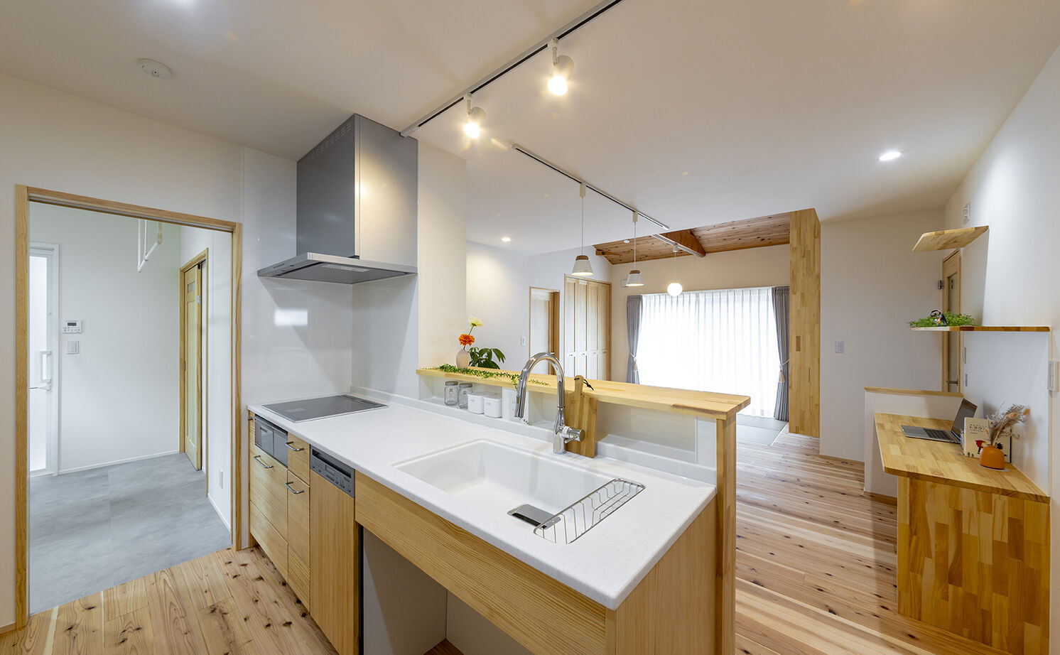 ヴィーヴル 【2000万円台×コンパクト×20坪台】リビングに家族が集う自然素材の平屋。杉板貼りの勾配天井に造作本棚もの建築実例画像7