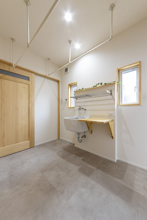 ヴィーヴル 【2000万円台×コンパクト×20坪台】リビングに家族が集う自然素材の平屋。杉板貼りの勾配天井に造作本棚もの建築実例画像8