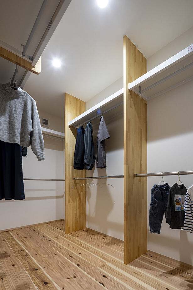 ヴィーヴル 【2000万円台×コンパクト×20坪台】リビングに家族が集う自然素材の平屋。杉板貼りの勾配天井に造作本棚もの建築実例画像9