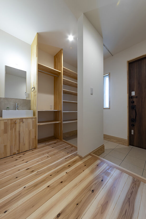 ヴィーヴル 【2000万円台×コンパクト×20坪台】リビングに家族が集う自然素材の平屋。杉板貼りの勾配天井に造作本棚もの建築実例画像10