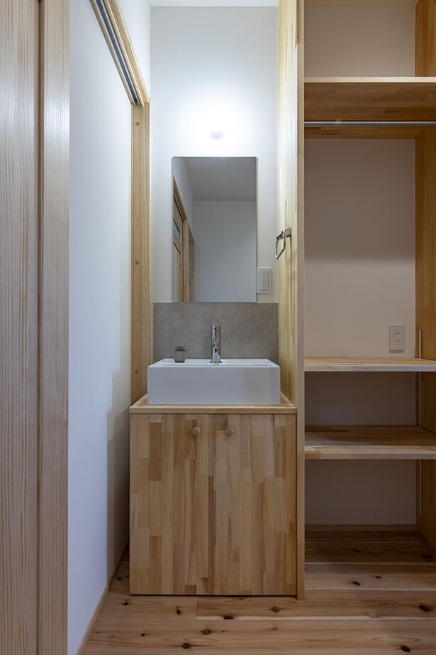 ヴィーヴル 【2000万円台×コンパクト×20坪台】リビングに家族が集う自然素材の平屋。杉板貼りの勾配天井に造作本棚もの建築実例画像11