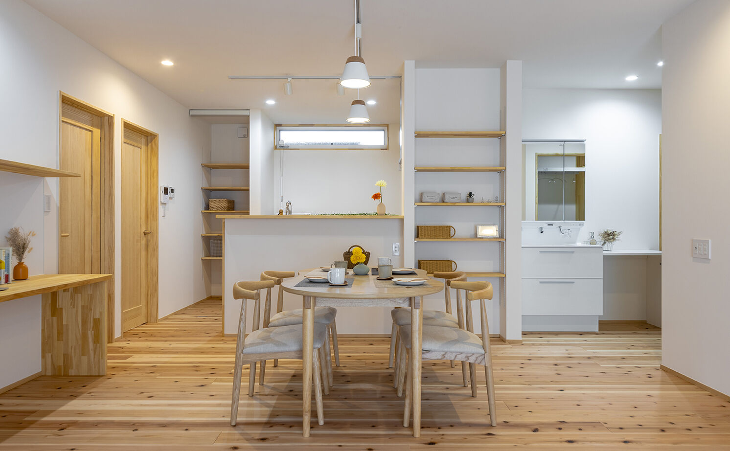 ヴィーヴル 【2000万円台×コンパクト×20坪台】リビングに家族が集う自然素材の平屋。杉板貼りの勾配天井に造作本棚もの建築実例画像12