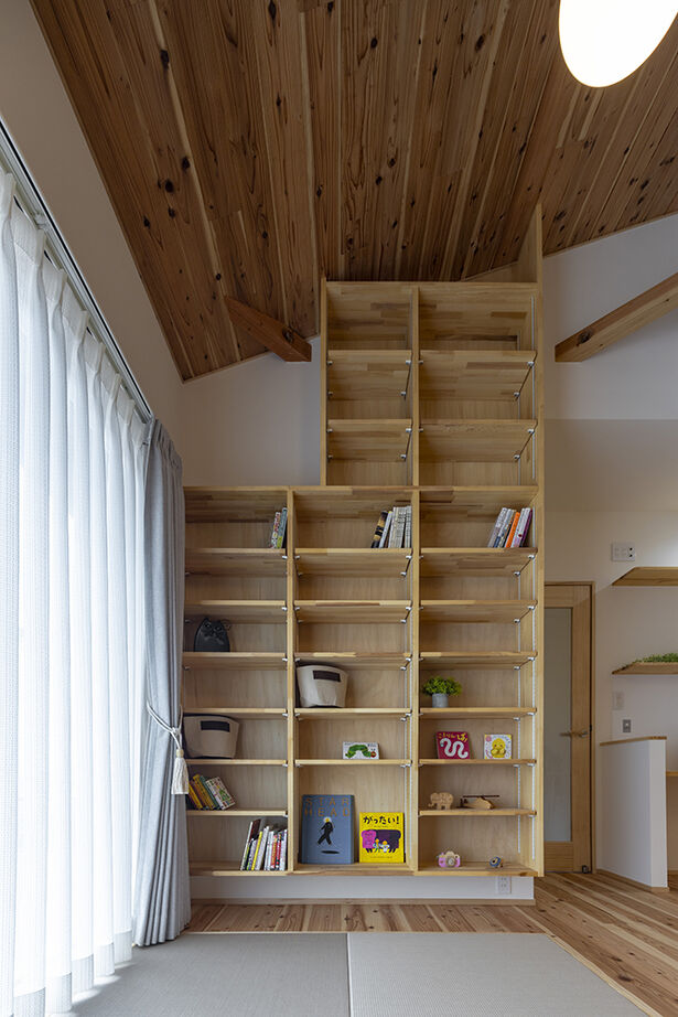 ヴィーヴル 【2000万円台×コンパクト×20坪台】リビングに家族が集う自然素材の平屋。杉板貼りの勾配天井に造作本棚もの建築実例画像14