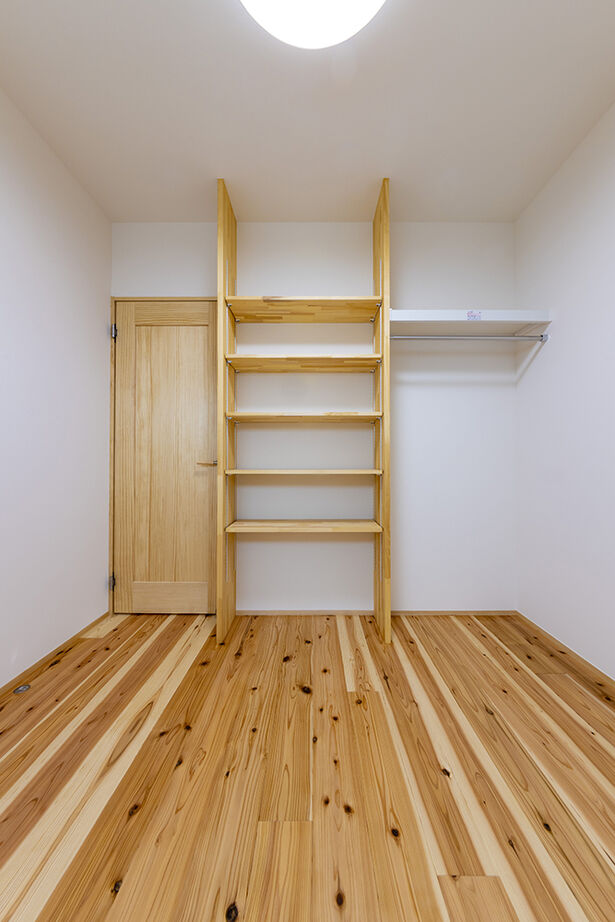 ヴィーヴル 【2000万円台×コンパクト×20坪台】リビングに家族が集う自然素材の平屋。杉板貼りの勾配天井に造作本棚もの建築実例画像15