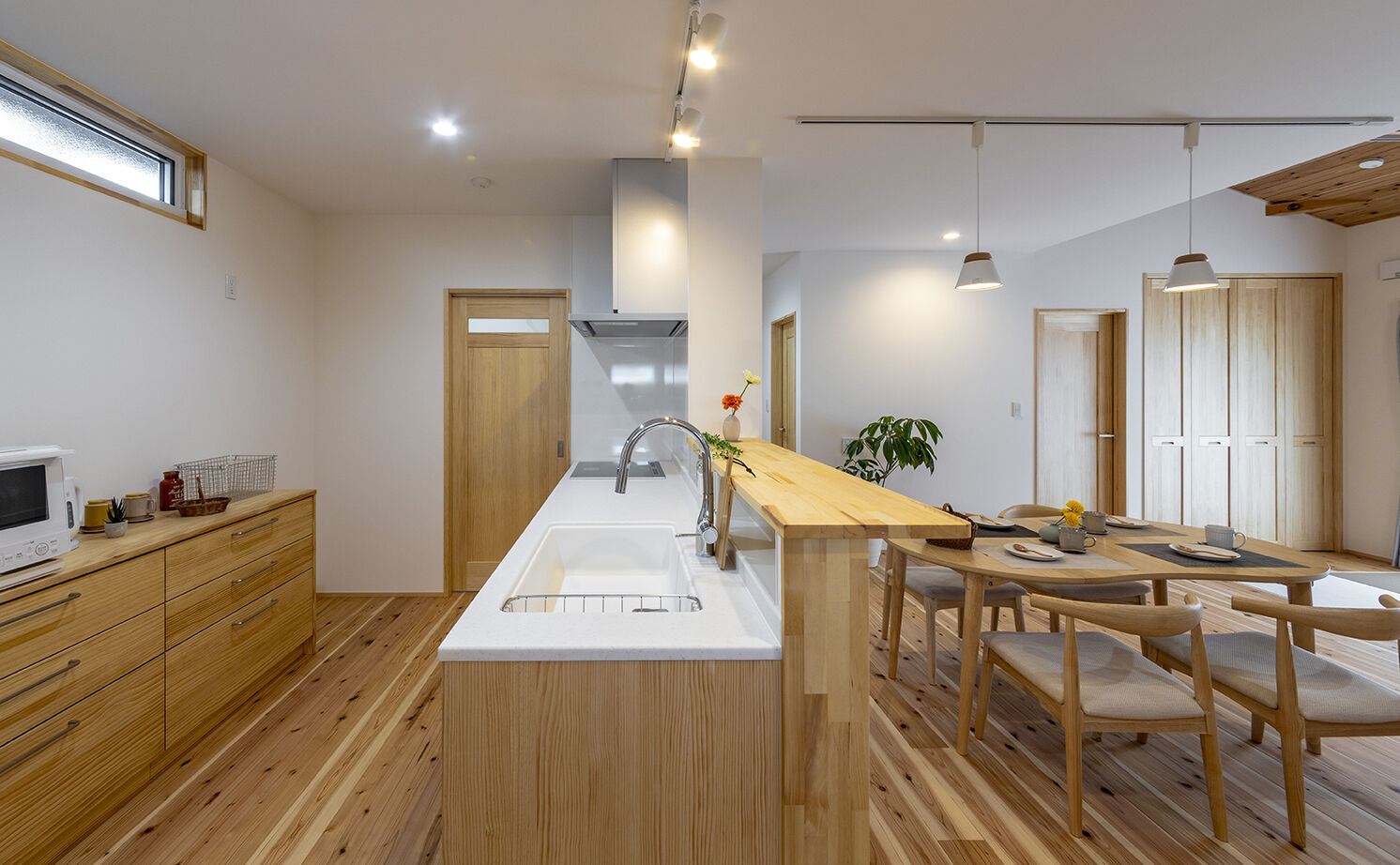 ヴィーヴル 【2000万円台×コンパクト×20坪台】リビングに家族が集う自然素材の平屋。杉板貼りの勾配天井に造作本棚もの建築実例画像16