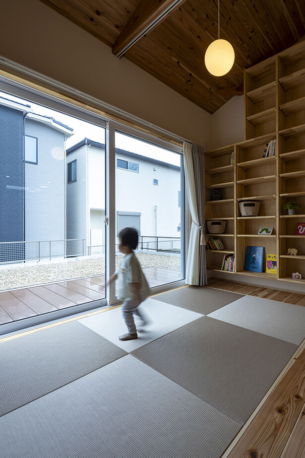 ヴィーヴル 【2000万円台×コンパクト×20坪台】リビングに家族が集う自然素材の平屋。杉板貼りの勾配天井に造作本棚もの建築実例画像20