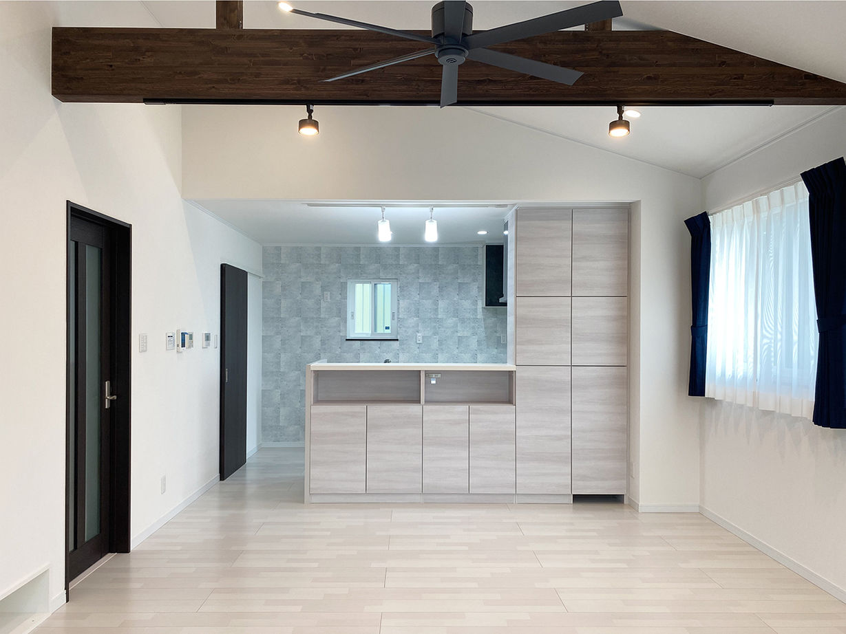 リンクワークス 【郡山市｜2530万円/延床43坪】吹抜けLDKが開放的な平屋ベースの家。用途に合わせた豊富な収納スペースは理想通りの建築実例画像3