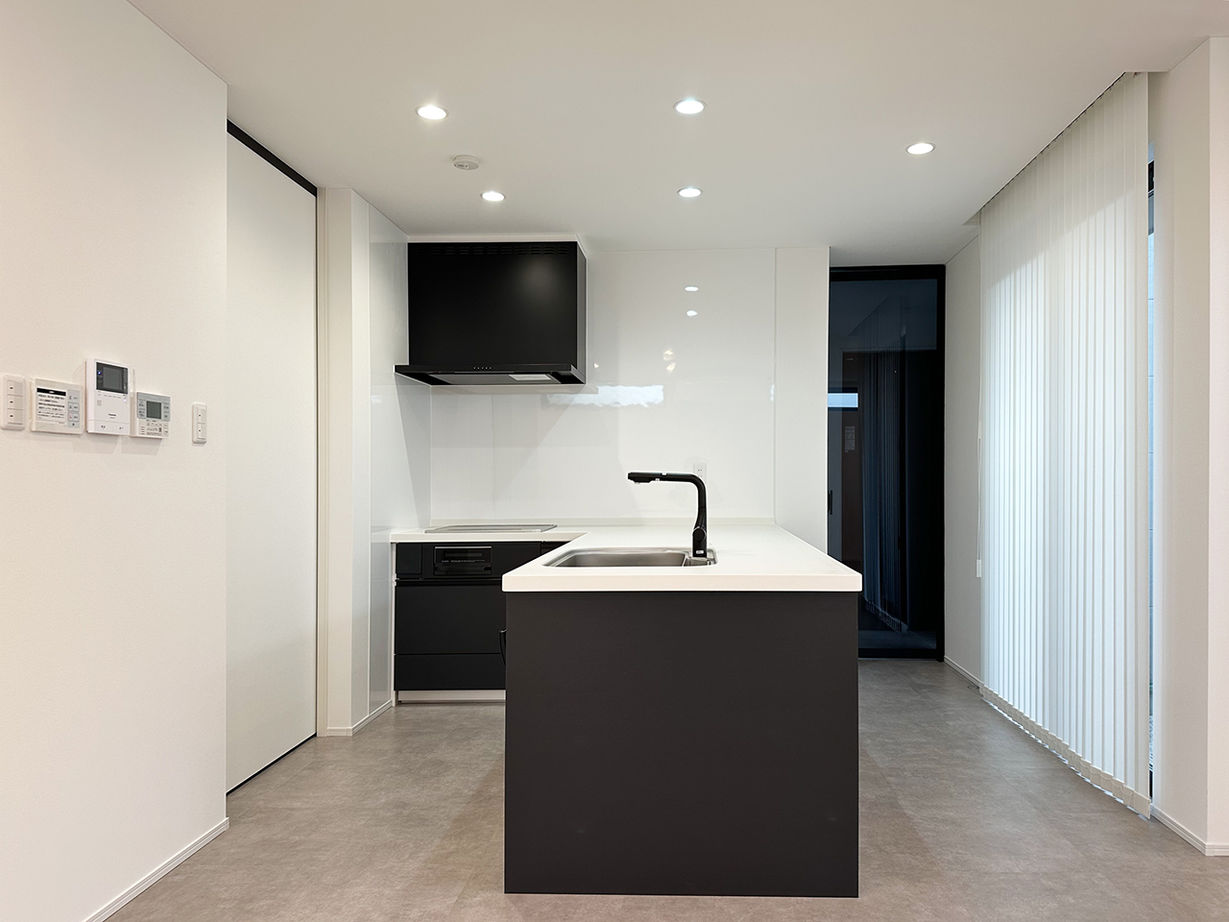 リンクワークス 【郡山市｜1800万円/延床32坪】生活感のない無機質なデザインや、外から見えない中庭を中心とした間取りが特徴の家の建築実例画像2