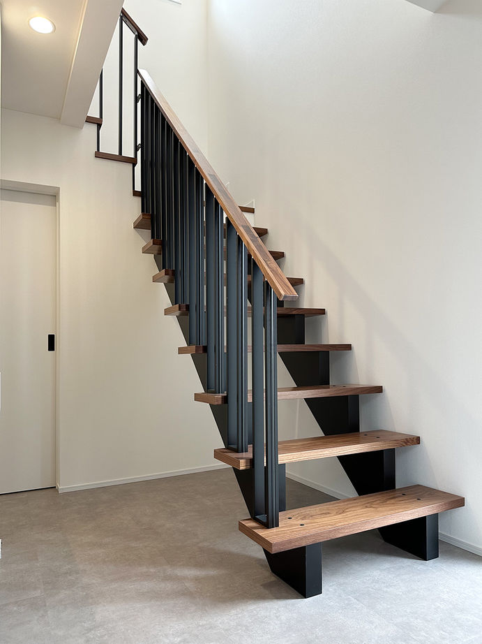 リンクワークス 【郡山市｜1800万円/延床32坪】生活感のない無機質なデザインや、外から見えない中庭を中心とした間取りが特徴の家の建築実例画像3