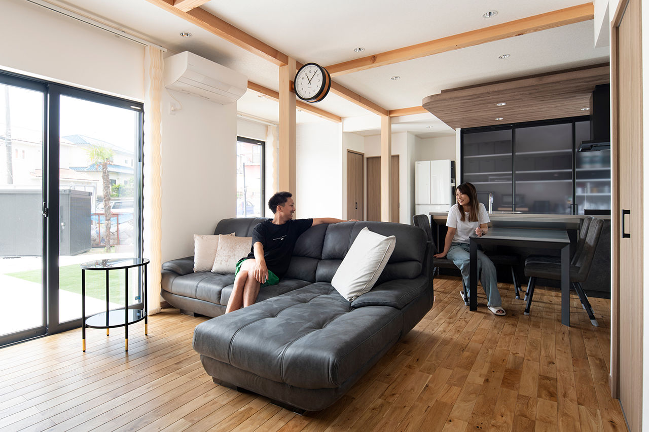 リンクワークス 【郡山市｜2150万円/延床36坪】ガルバ外壁×木目がスタイリッシュな家。キッチンや主寝室は間接照明でムーディーにの建築実例画像2