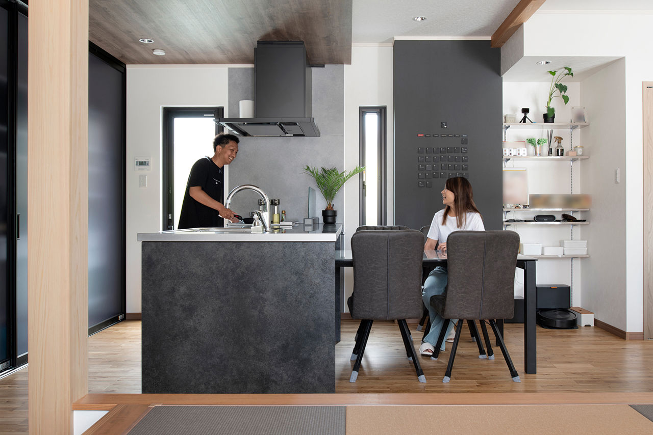 リンクワークス 【郡山市｜2150万円/延床36坪】ガルバ外壁×木目がスタイリッシュな家。キッチンや主寝室は間接照明でムーディーにの建築実例画像3