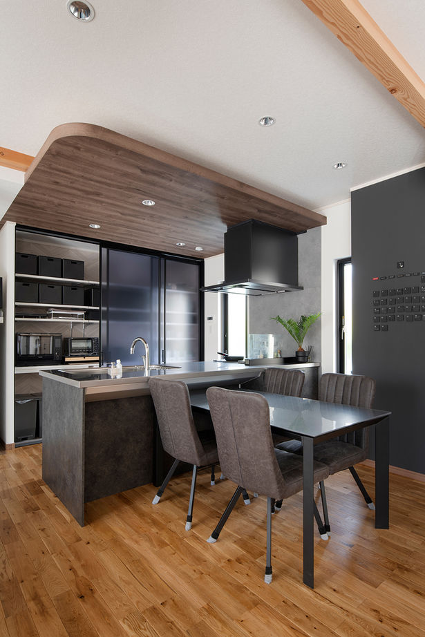 リンクワークス 【郡山市｜2150万円/延床36坪】ガルバ外壁×木目がスタイリッシュな家。キッチンや主寝室は間接照明でムーディーにの建築実例画像4