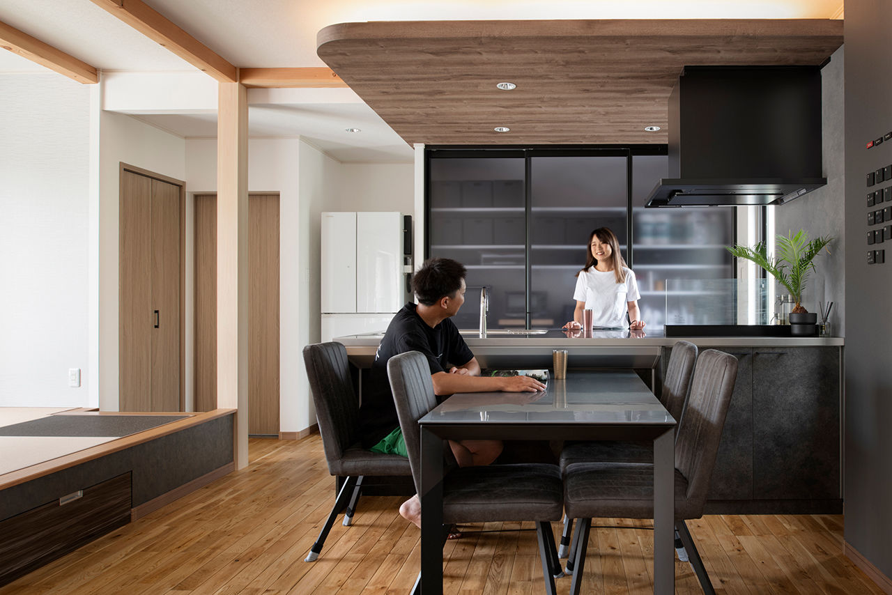 リンクワークス 【郡山市｜2150万円/延床36坪】ガルバ外壁×木目がスタイリッシュな家。キッチンや主寝室は間接照明でムーディーにの建築実例画像5