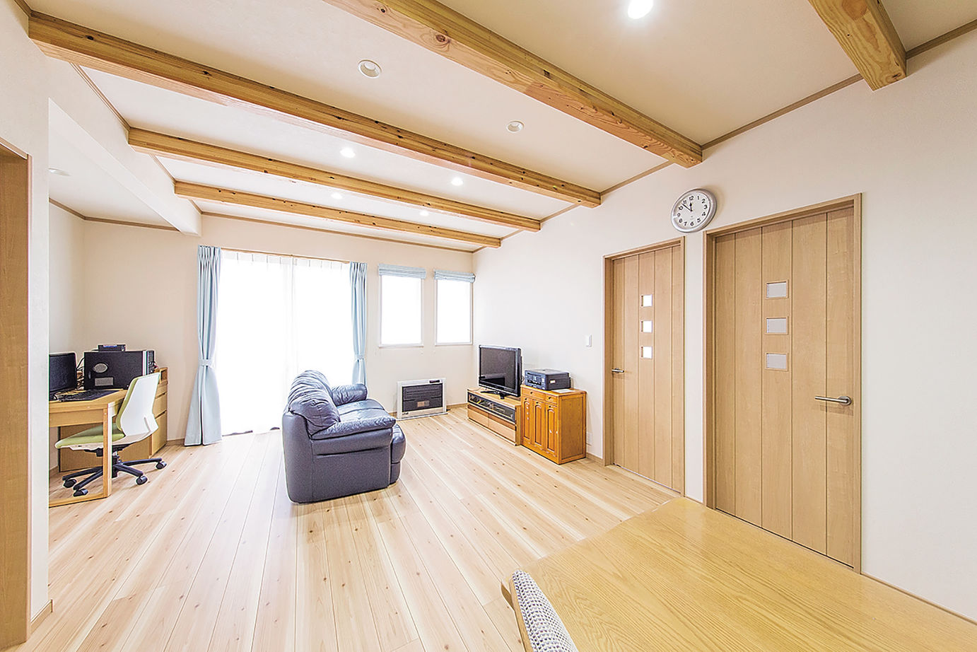 エルハウス（茅野市・諏訪市・松本市） 【4LDK平屋】動線バッチリ、明るさもクリア！平屋の快適な“真ん中”の建築実例画像3