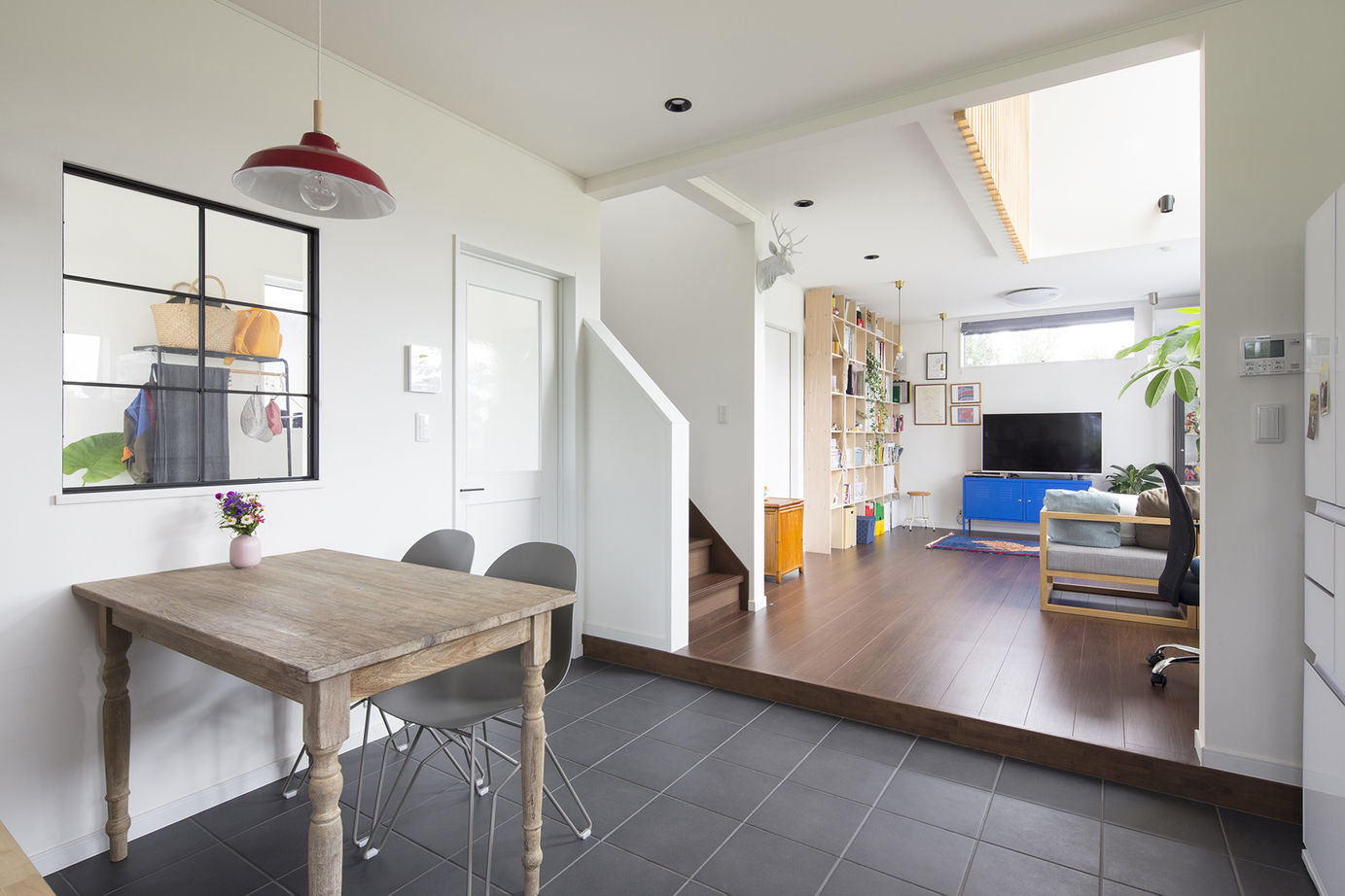 エルハウス（茅野市・諏訪市・松本市） 【3LDK２階建て】明るく開放感のあるリビングと土間風のキッチンが印象的な家の建築実例画像2