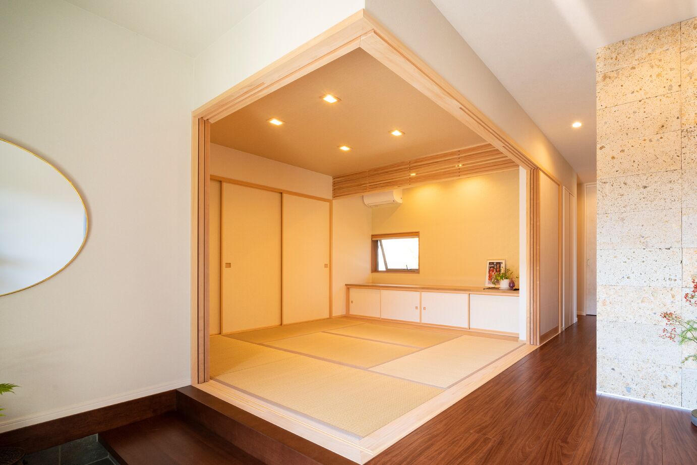 MBCハウス（MBC開発） 【2階建て/家事らく動線/パッシブデザイン】中と外をつなぐ土間と上質素材を使ったラグジュアリーな邸宅の建築実例画像3