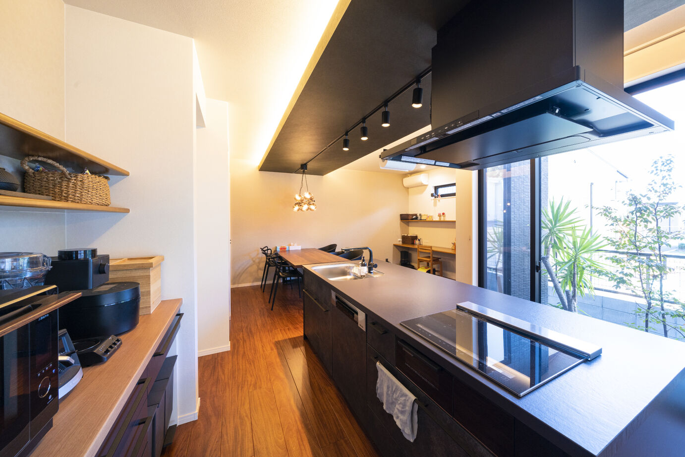 MBCハウス（MBC開発） 【2階建て/家事らく動線/パッシブデザイン】中と外をつなぐ土間と上質素材を使ったラグジュアリーな邸宅の建築実例画像6