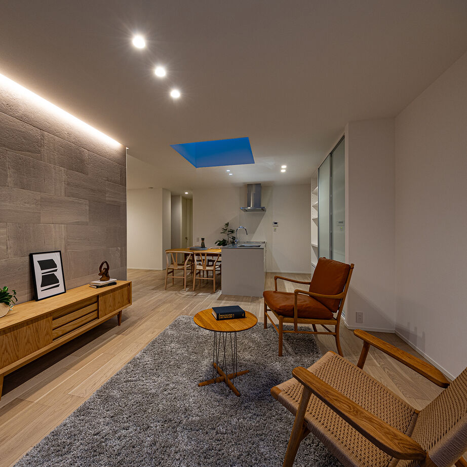 三和エステート 【2500万円～2999万円/夫婦+子供1人/26.3坪】「天窓の光と視線の抜けが心地いい、家族のための都市型平屋」の建築実例画像2