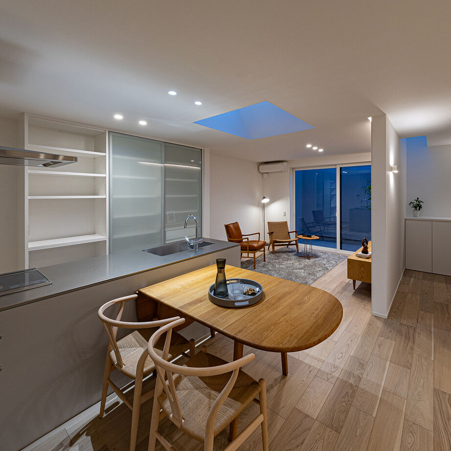 三和エステート 【2500万円～2999万円/夫婦+子供1人/26.3坪】「天窓の光と視線の抜けが心地いい、家族のための都市型平屋」の建築実例画像3