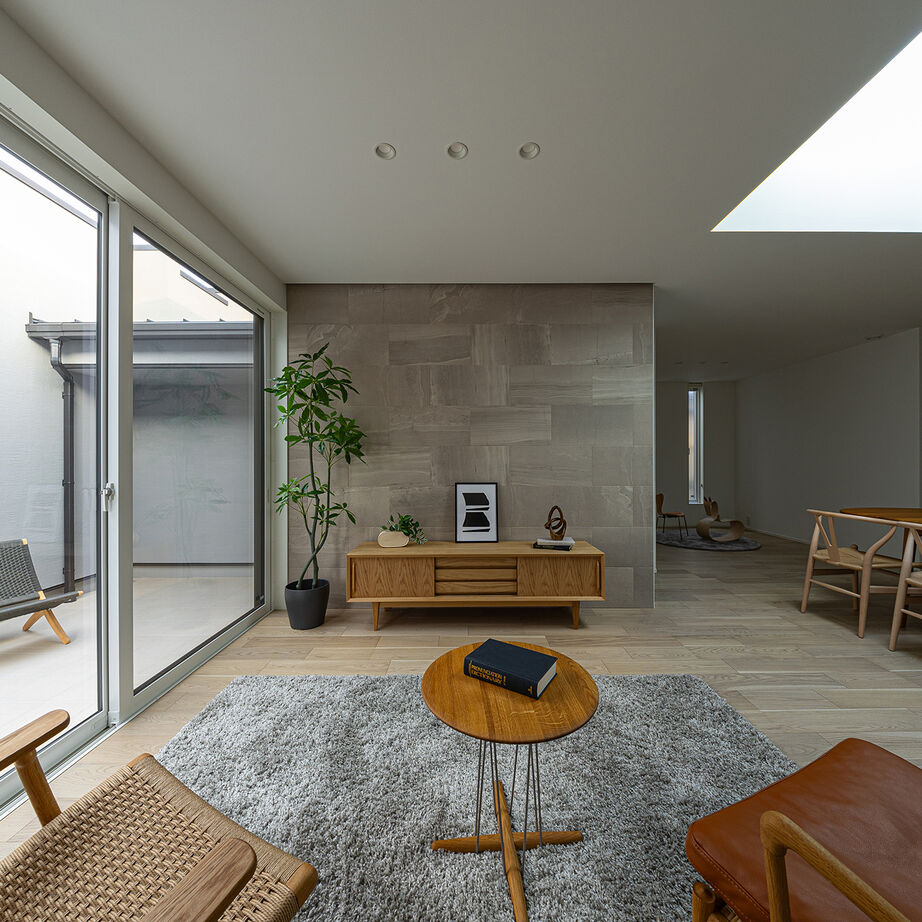 三和エステート 【2500万円～2999万円/夫婦+子供1人/26.3坪】「天窓の光と視線の抜けが心地いい、家族のための都市型平屋」の建築実例画像4