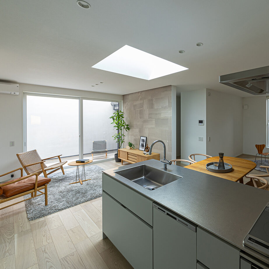 三和エステート 【2500万円～2999万円/夫婦+子供1人/26.3坪】「天窓の光と視線の抜けが心地いい、家族のための都市型平屋」の建築実例画像5
