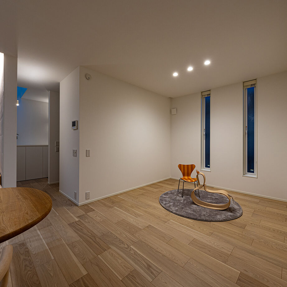 三和エステート 【2500万円～2999万円/夫婦+子供1人/26.3坪】「天窓の光と視線の抜けが心地いい、家族のための都市型平屋」の建築実例画像8