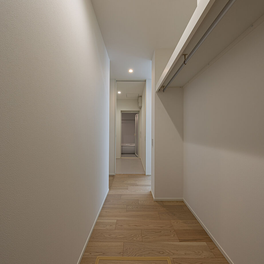 三和エステート 【2500万円～2999万円/夫婦+子供1人/26.3坪】「天窓の光と視線の抜けが心地いい、家族のための都市型平屋」の建築実例画像9