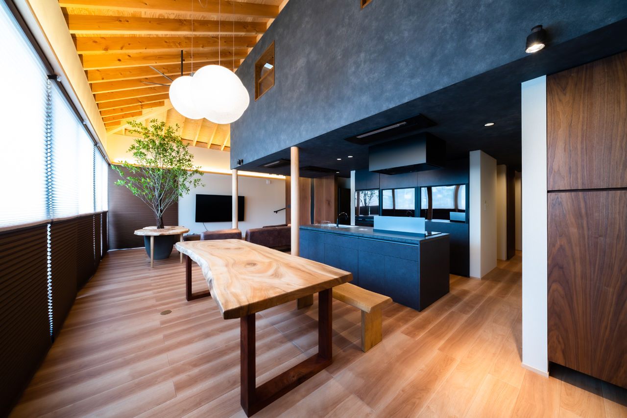 フロックス 【奈良/土地探し/間取り図有】ガジュマルの木が茂る吹き抜けリビング、サウナ、古民家風の外観の建築実例画像1