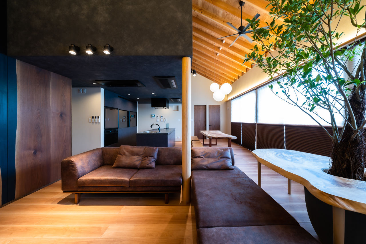 フロックス 【奈良/土地探し/間取り図有】ガジュマルの木が茂る吹き抜けリビング、サウナ、古民家風の外観の建築実例画像2