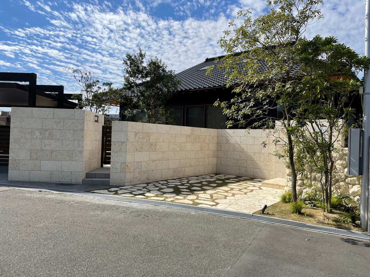 フロックス 【奈良/土地探し/間取り図有】ガジュマルの木が茂る吹き抜けリビング、サウナ、古民家風の外観の建築実例画像3