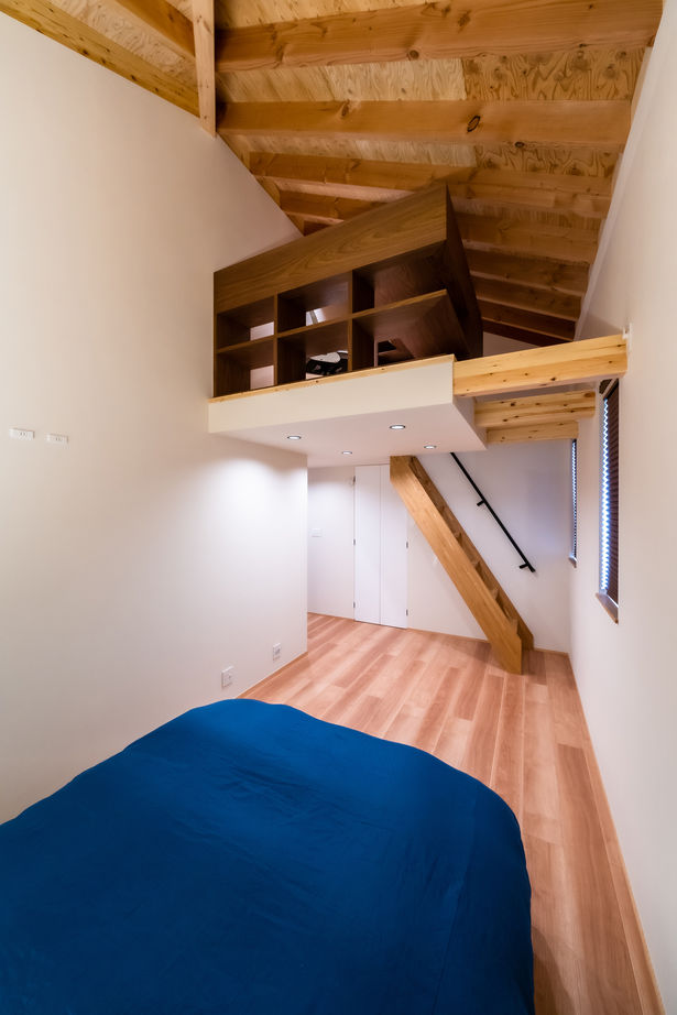 フロックス 【奈良/土地探し/間取り図有】ガジュマルの木が茂る吹き抜けリビング、サウナ、古民家風の外観の建築実例画像6