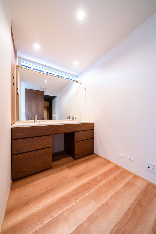 フロックス 【奈良/土地探し/間取り図有】ガジュマルの木が茂る吹き抜けリビング、サウナ、古民家風の外観の建築実例画像7