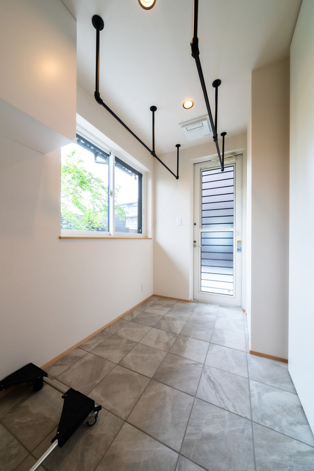 フロックス 【奈良/土地探し/間取り図有】ガジュマルの木が茂る吹き抜けリビング、サウナ、古民家風の外観の建築実例画像8