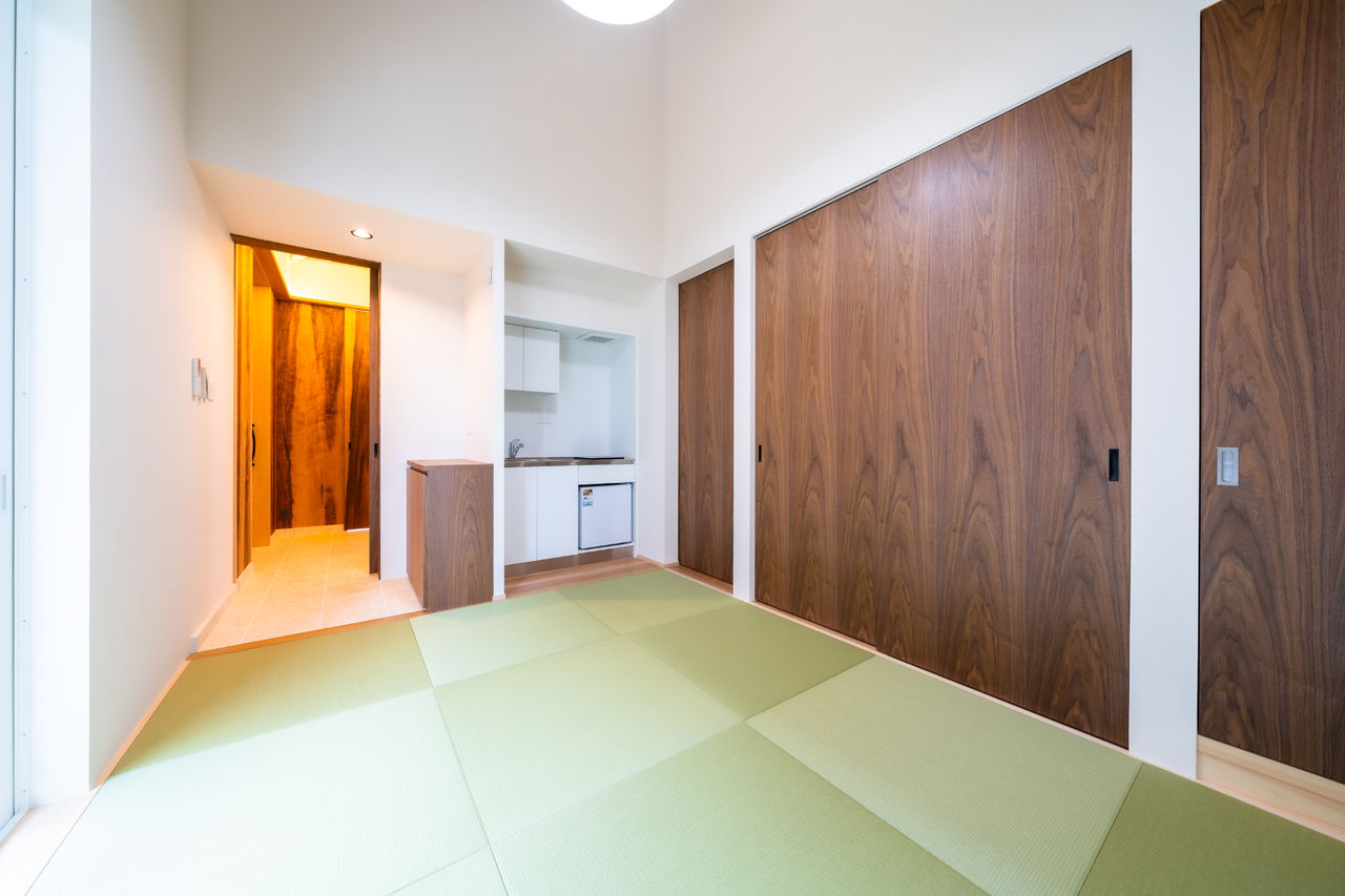 フロックス 【奈良/土地探し/間取り図有】ガジュマルの木が茂る吹き抜けリビング、サウナ、古民家風の外観の建築実例画像9