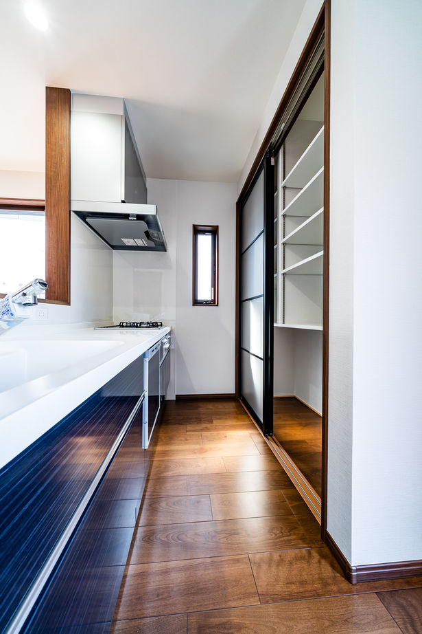 フロックス 【大阪/2000万円台/延床50坪/間取り図有】シンプルモダンなかっこいい外観と吹き抜けのあるお家の建築実例画像7