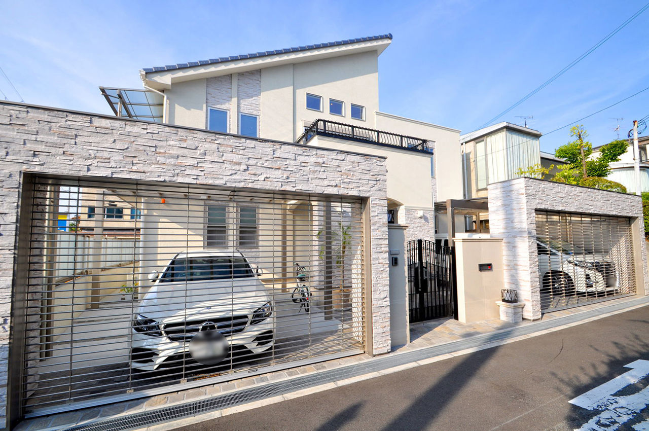 フロックス 【大阪/4000万円台/30帖超の2階LDK/カーゲート/間取り図有】開放感と高級感にあふれる、邸宅風の白い家の建築実例画像