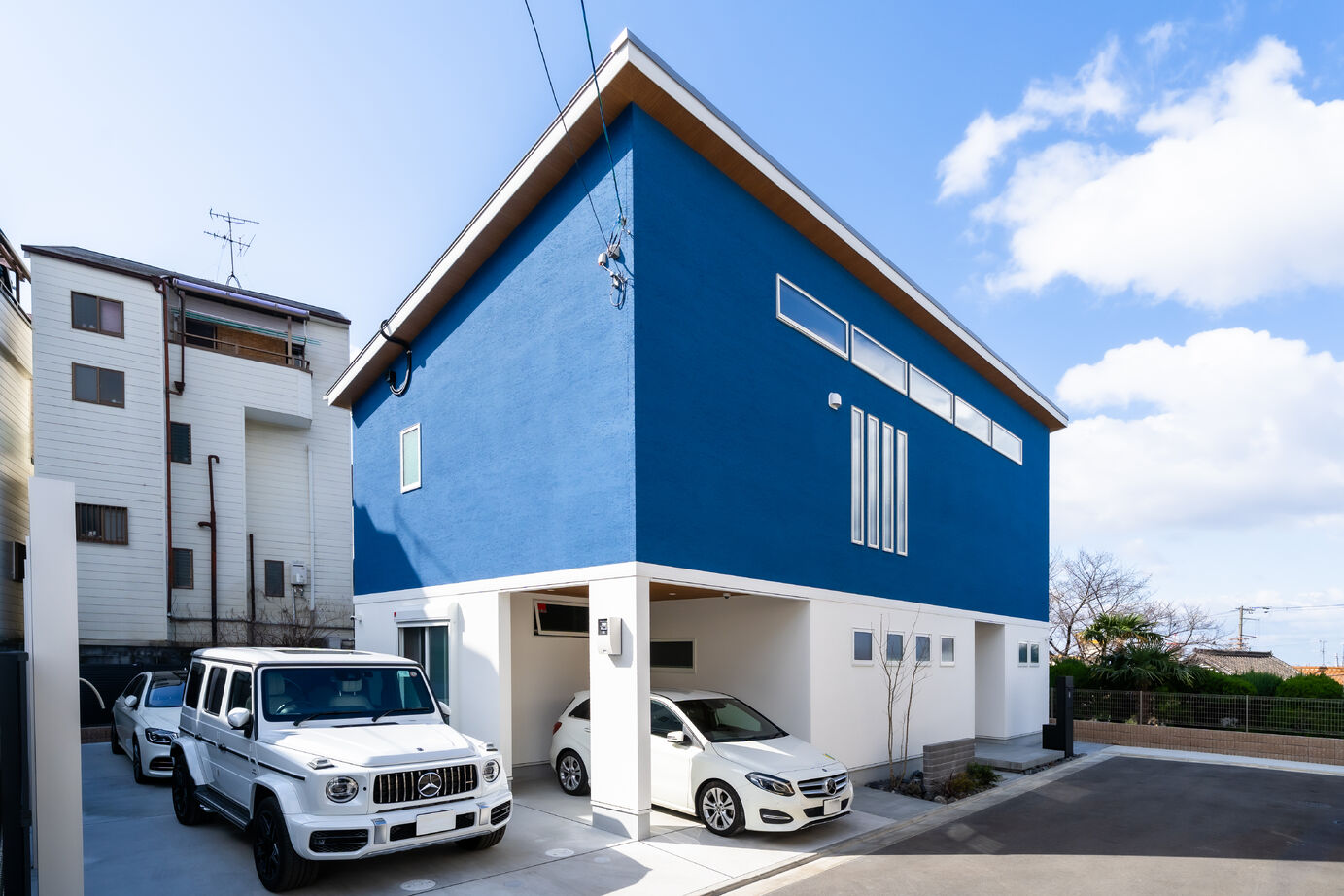 フロックス 【東大阪市】青い外壁が映える家。光と風が舞い込む、モノトーンの吹き抜けリビングのお家の建築実例画像