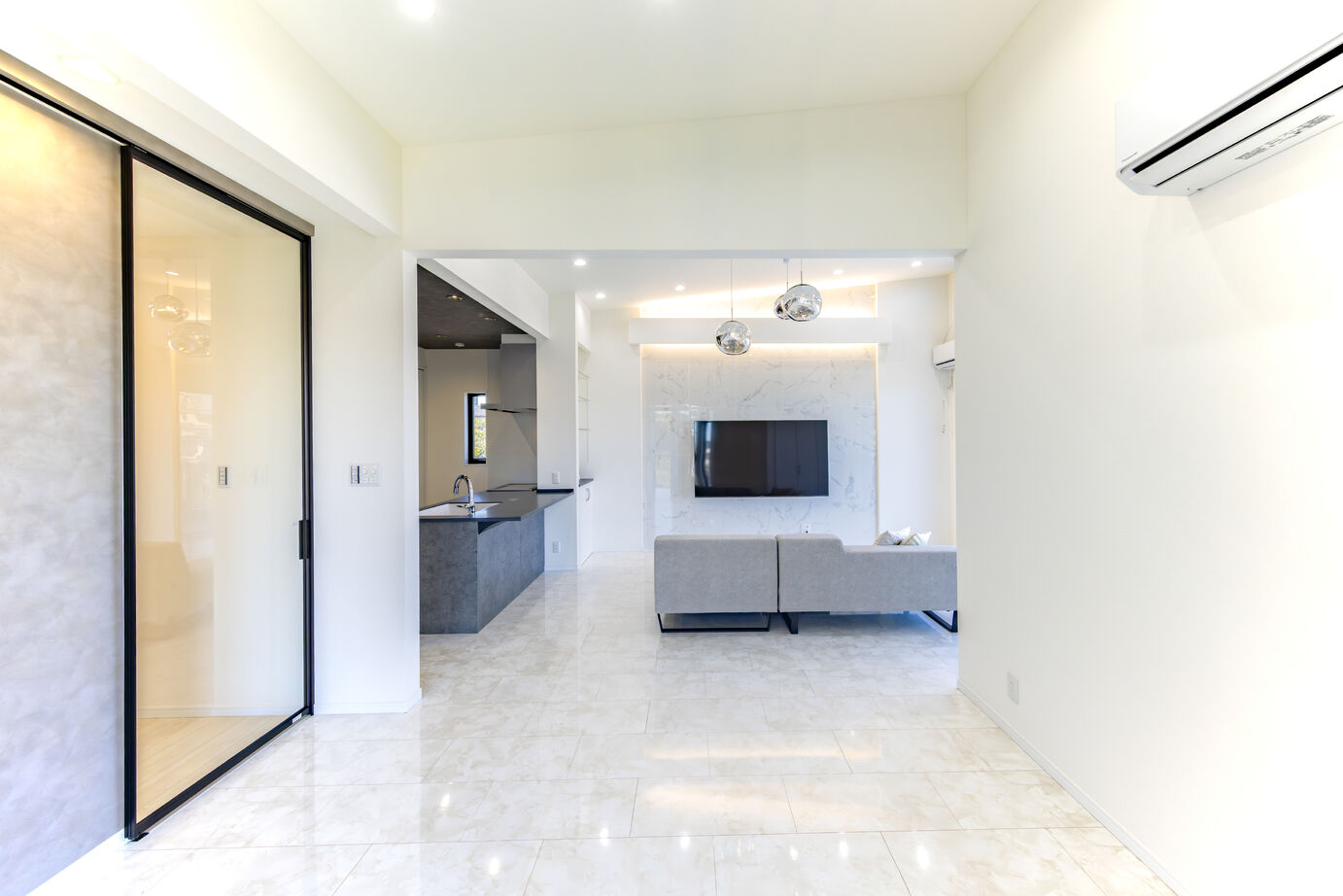 フロックス 【大阪府枚方市／絶景リビング】崖上に佇む、大理石と石が織りなすラグジュアリーな邸宅の建築実例画像