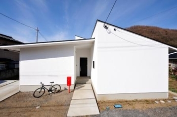 thinks  コンパクトに、自分らしく。 遊び心あふれる平屋スタイルの建築実例画像2