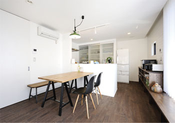 thinks  コンパクトに、自分らしく。 遊び心あふれる平屋スタイルの建築実例画像6