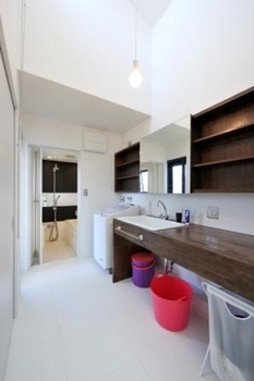 thinks  コンパクトに、自分らしく。 遊び心あふれる平屋スタイルの建築実例画像10