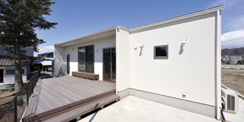 thinks  家族が集う空間を大切にした シンプルデザインの平屋の家の建築実例画像1