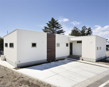 thinks  家族が集う空間を大切にした シンプルデザインの平屋の家の建築実例画像2