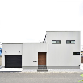 thinks  【3,200万円台/ナチュラルモダン】ガレージ、薪ストーブ、自然素材。コーディネートで魅せる大人の空間の建築実例画像2