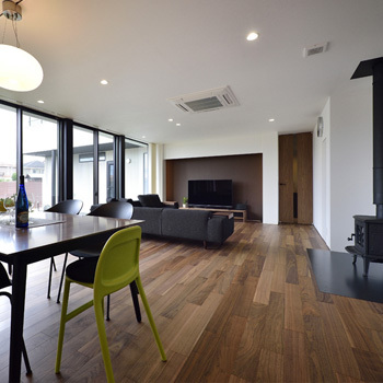 thinks  【3,200万円台/ナチュラルモダン】ガレージ、薪ストーブ、自然素材。コーディネートで魅せる大人の空間の建築実例画像3