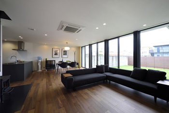 thinks  【3,200万円台/ナチュラルモダン】ガレージ、薪ストーブ、自然素材。コーディネートで魅せる大人の空間の建築実例画像4