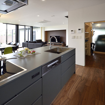 thinks  【3,200万円台/ナチュラルモダン】ガレージ、薪ストーブ、自然素材。コーディネートで魅せる大人の空間の建築実例画像5