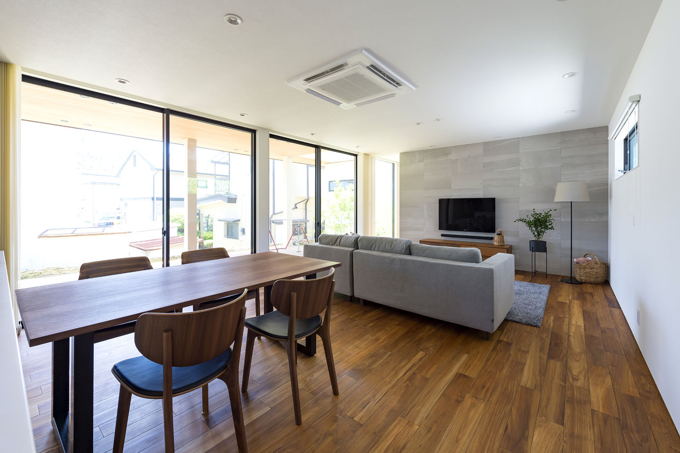 thinks  【平屋】細部まで宿る美しさと機能性。外を巧みに取り入れた家の建築実例画像2