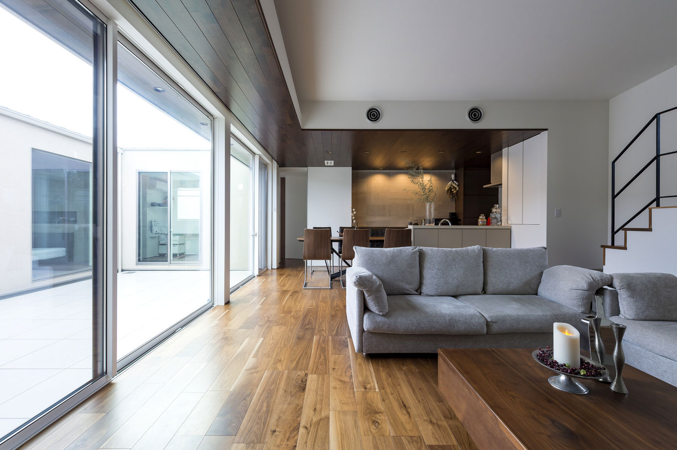 thinks  【平屋/3,500万円台/シンプルモダン】家族との時間を楽しむ。スキップフロアのあるロの字型のガレージハウスの建築実例画像1